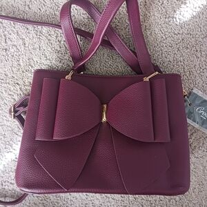 Chic Bow-Accent Shoulder Bag in Deep Burgundy